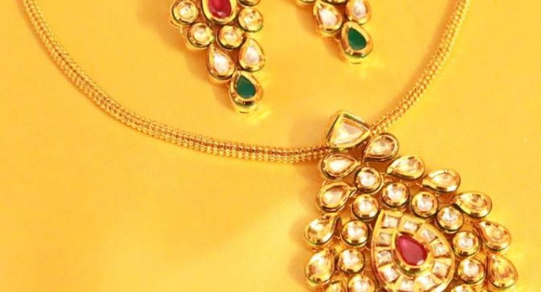 Best Discount on Kundan Meenakari Pendant Set