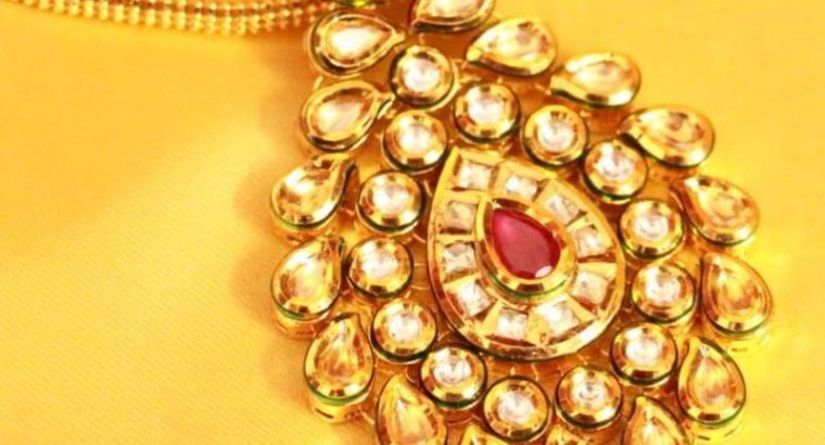 Best Discount on Kundan Meenakari Pendant Set